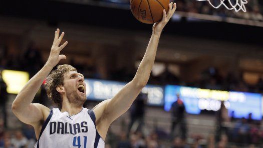 Nowitzki y Williams conducen victoria de Mavericks