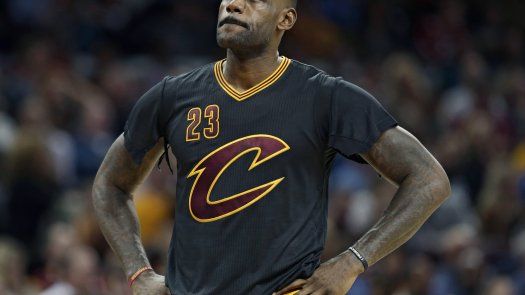 LeBron se rasga las mangas y luego da triunfo a Cavs