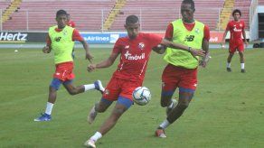 Julio Dely Valdés entrega convocatoria de selección preolímpica