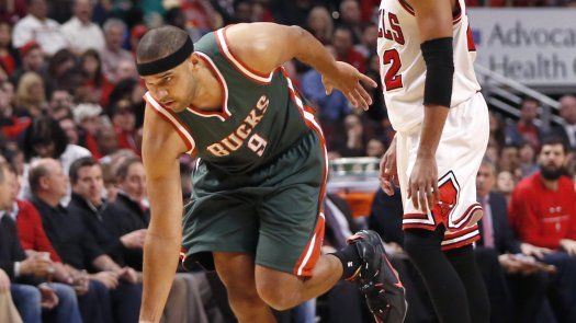 Bucks evitan eliminación ante Bulls, otra vez