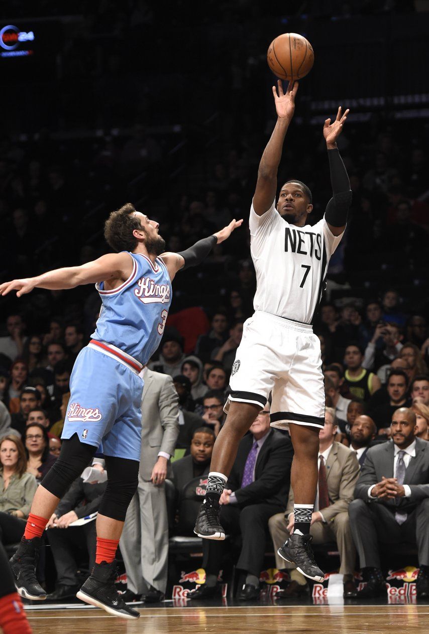 Johnson y Nets ofrecen su mejor noche y vencen a Kings