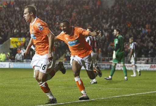 Blackpool aprovecha expulsiones y gana a West Bromwich