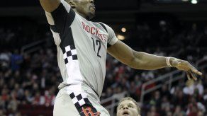 Howard logra doble doble; Rockets vencen a Clippers