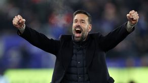 Ruud van Nistelrooy debutó con triunfo con el Leicester