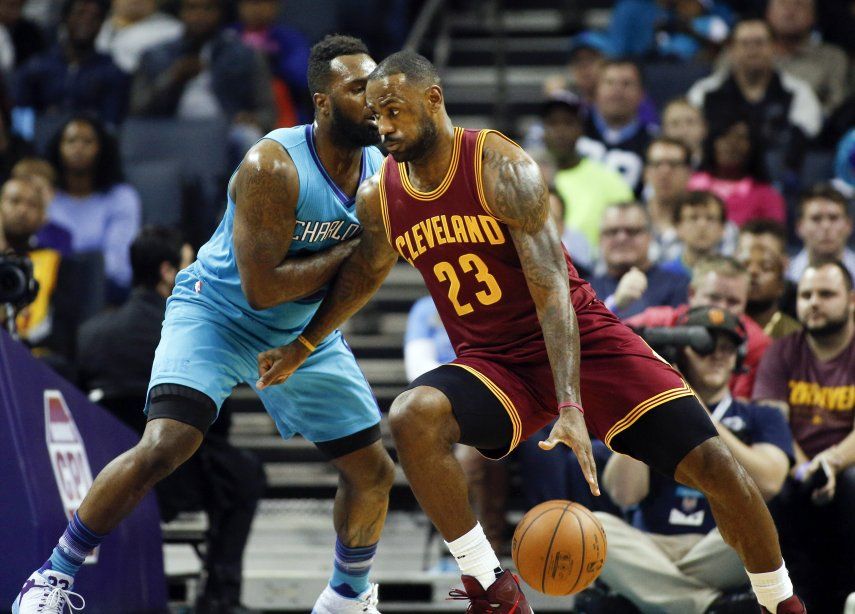 James anota 25, Cavs vencen otra a vez a Hornets