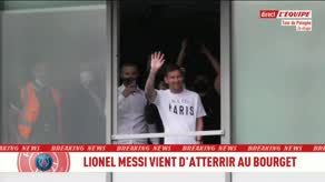 Lionel Messi saludó a los fanáticos del PSG en el Aeropuerto