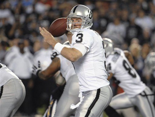 NFL: Raiders 24, Chargers 17; Palmer lanza 2 pases de anotación