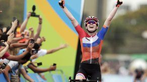 Holandesa van der Breggen se lleva oro en ciclismo de ruta