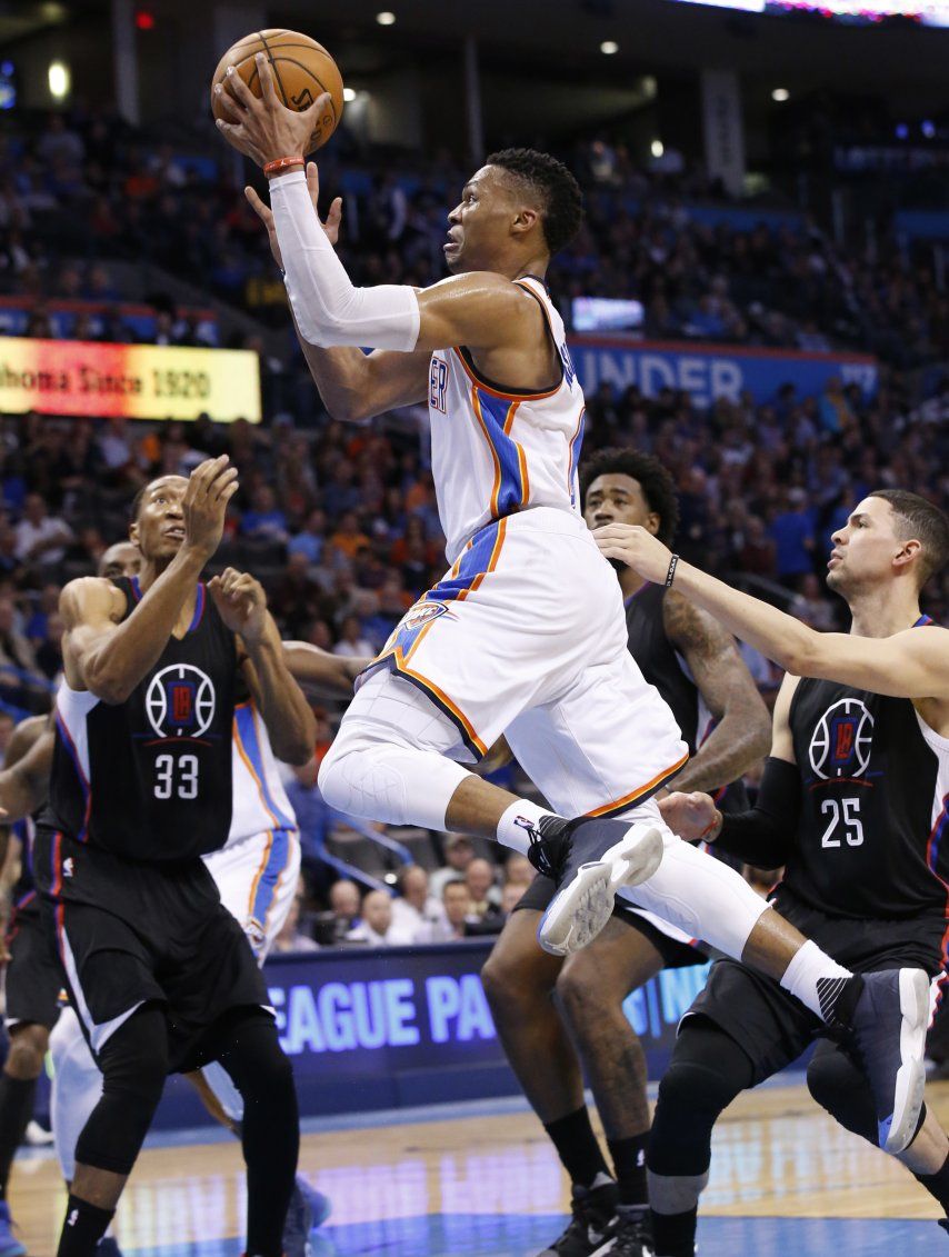 Con triple doble de Westbrook, Thunder vence a Clippers