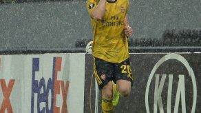 Arsenal deja escapar la victoria en el descuento ante Vitoria Guimaraes