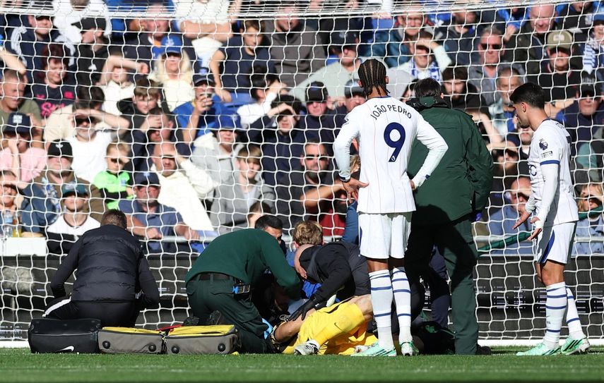 Chelsea gana con doblete de Pedro Neto y Dibu Martínez sale lesionado en camilla