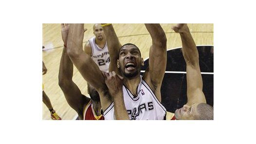 Duncan llega a 20.000 puntos pero los Spurs no lo acompañan