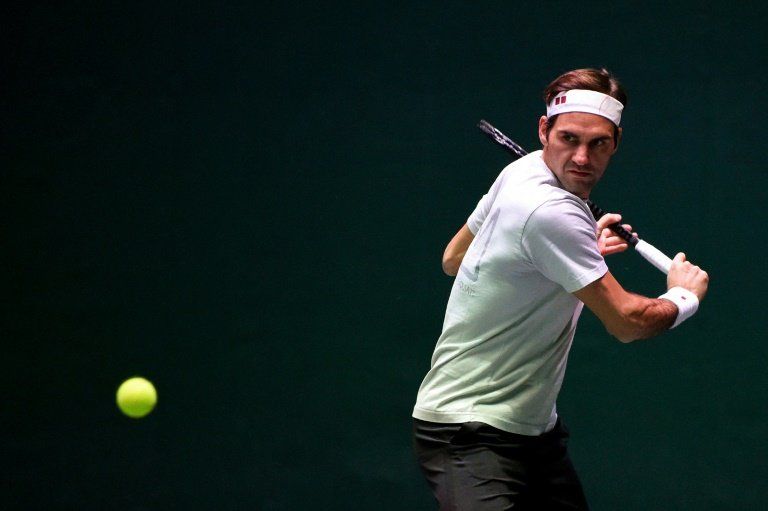 Federer pasa a octavos de París-Bercy ante la baja de Raonic