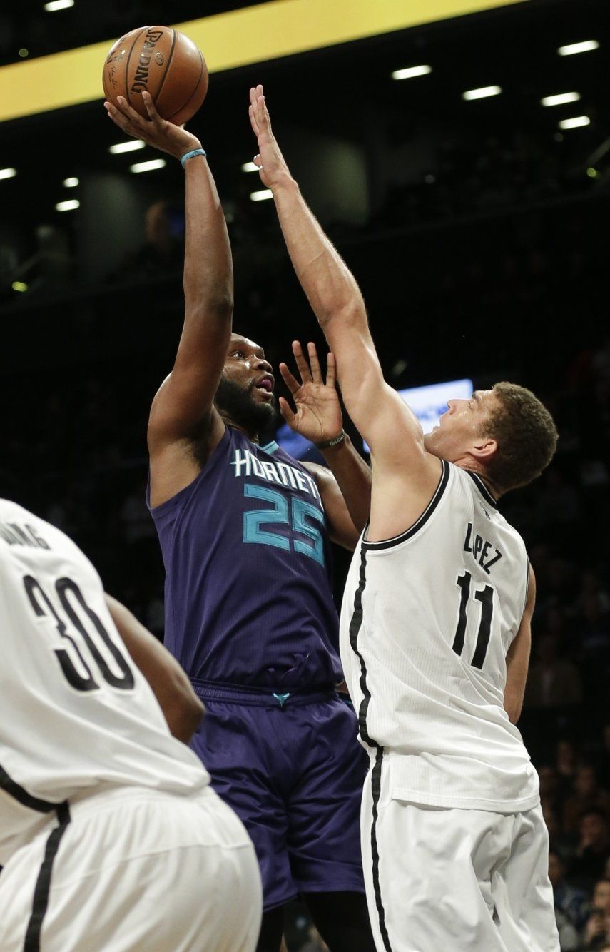 Walker y Jefferson extienden racha victoriosa de Hornets
