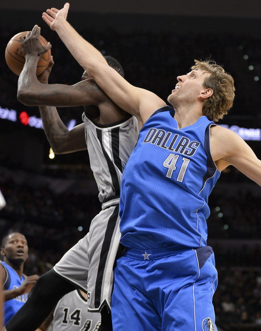 Curry se destaca con 24 puntos, Mavericks derrotan a Spurs