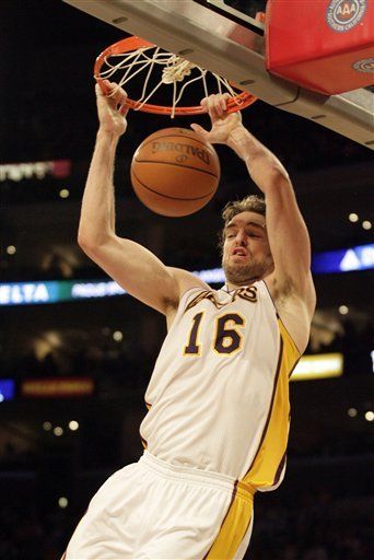 Triple-doble de Gasol mantiene invictos a los Lakers