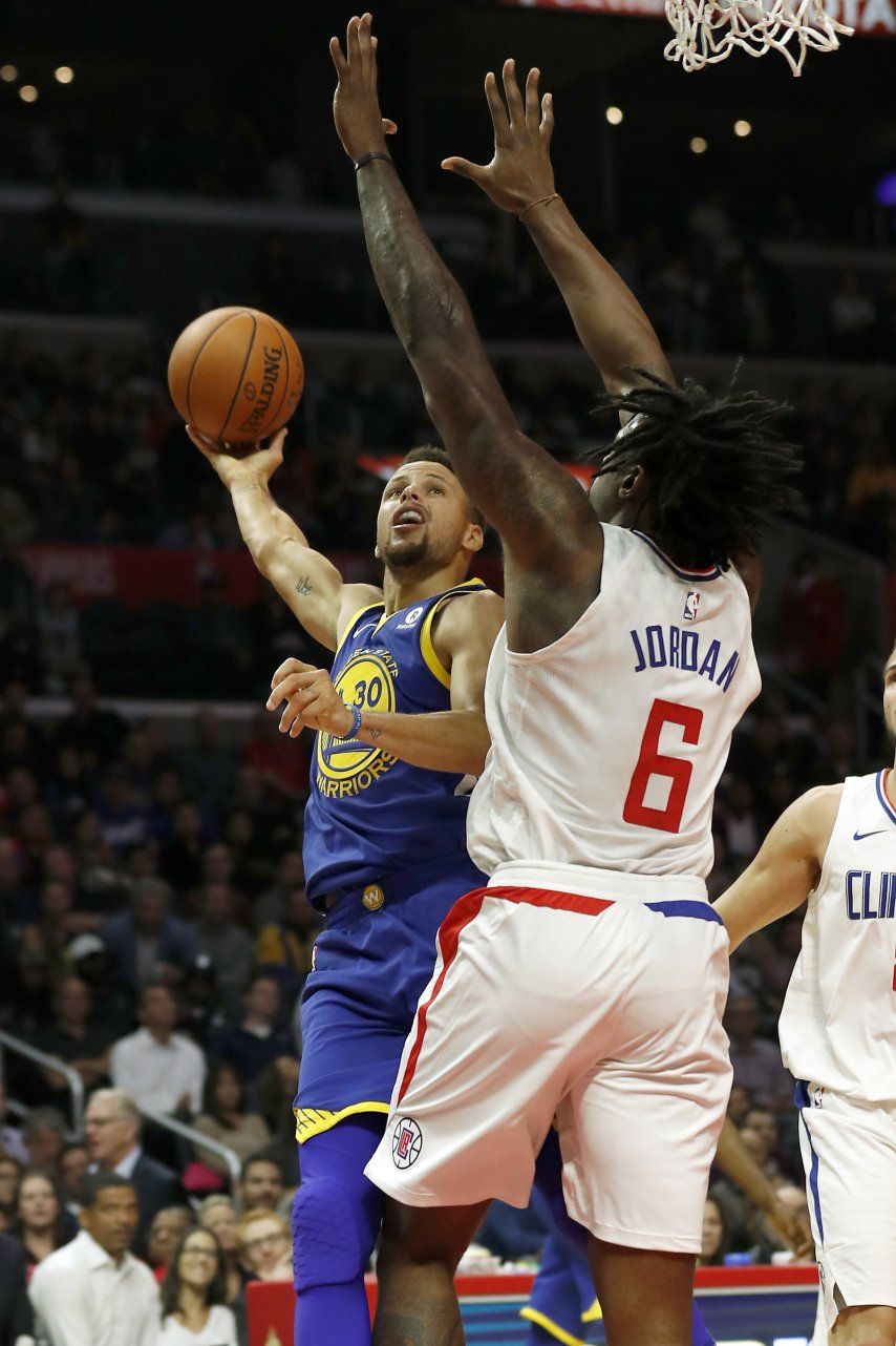 Curry aporta 31 puntos a paliza de Warriors sobre Clippers