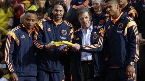 Yepes recibe bandera de manos de presidente Santos