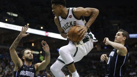 Antetokounmpo aporta 26 puntos a victoria de Bucks