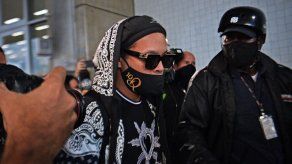 Ronaldinho llega a Brasil tras cinco meses y medio detenido en Paraguay