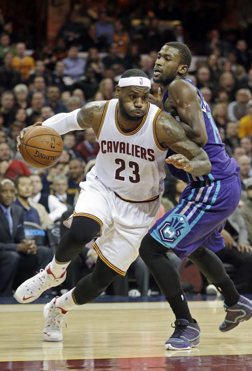 LeBron y Love guían a Cavs al triunfo