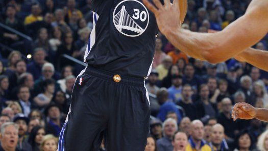 Curry guía triunfo de Warriors sobre Nets