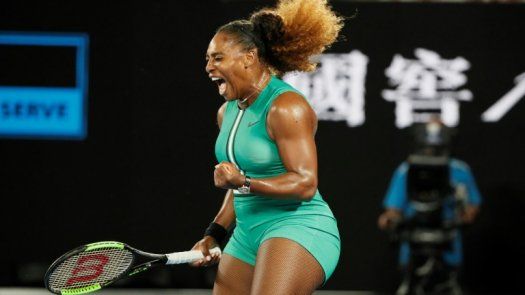 Djokovic y Serena siguen con paso firme en Australia