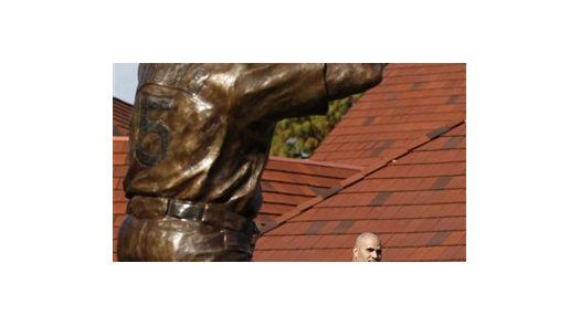 Presentan estatua de Pujols a las afueras de su restaurante