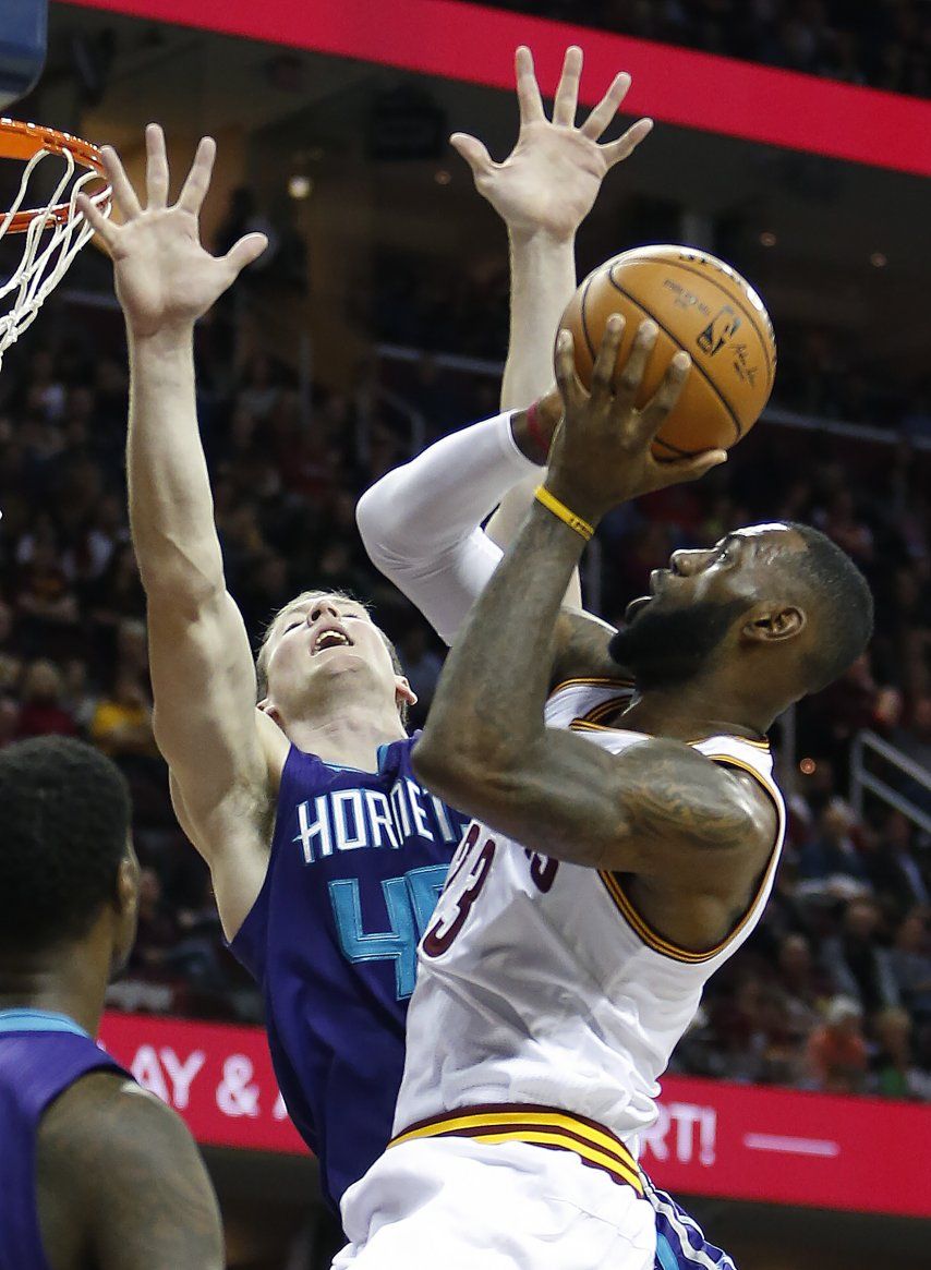 James y Frye encabezan remontada de Cavaliers ante Hornets
