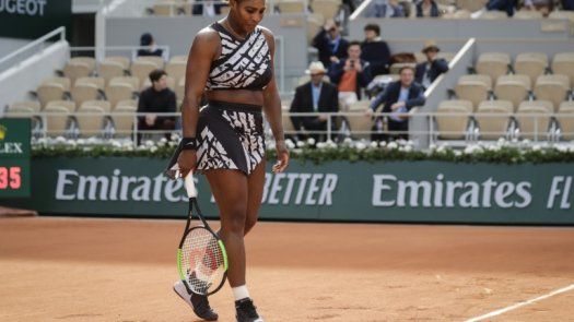 Serena Williams pasa con susto a la segunda ronda de Roland Garros