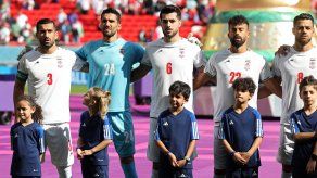 Qatar 2022: Jugadores de Irán cantan el Himno Nacional en segundo partido