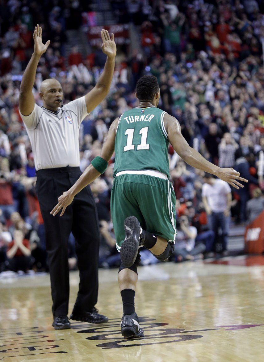Triple agónico de Turner da victoria a los Celtics