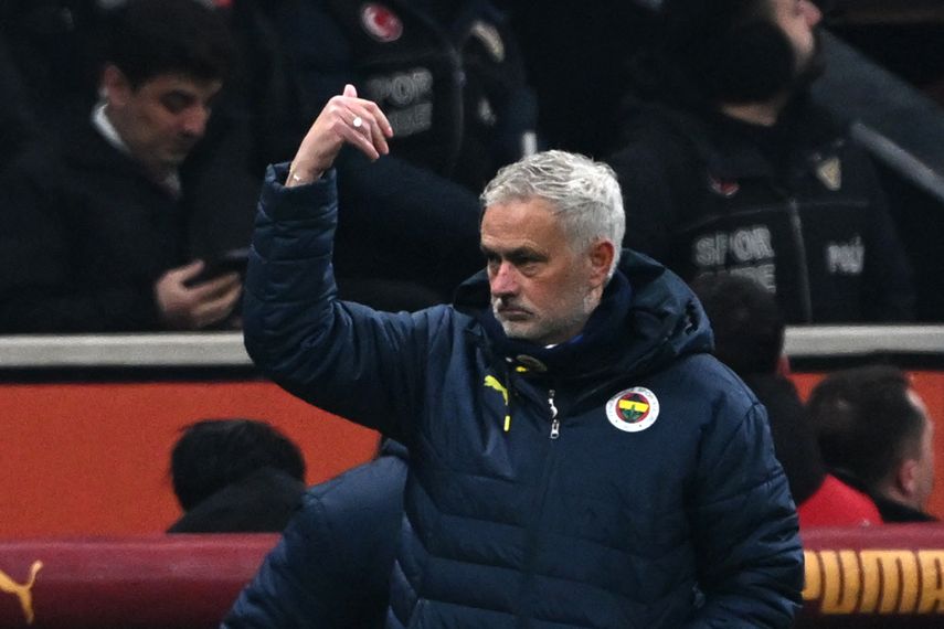 José Mourinho fue suspendido con el Fenerbche de Turquía