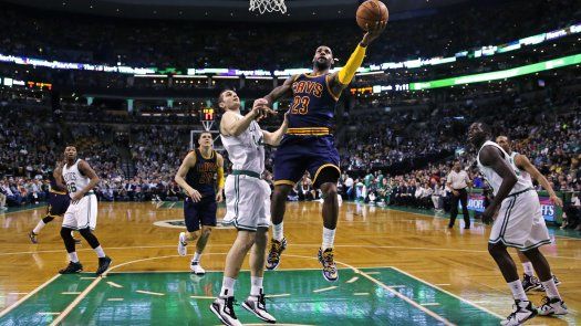 James anota 31 y Cavaliers aventaja 3-0 la serie a Celtics