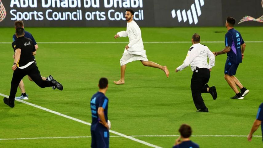 Qatar 2022: Fanático invade terreno para abrazar a Messi