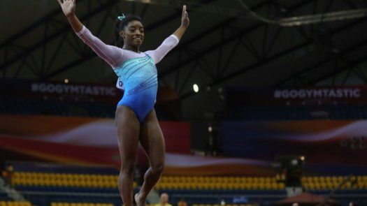 Cuarto título mundial récord para estadounidense Simone Biles en concurso general