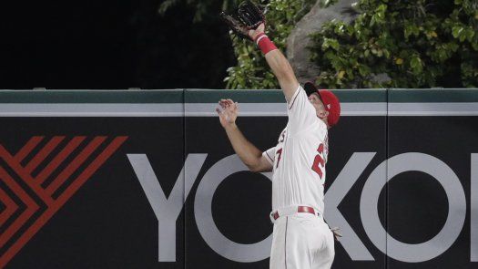 Trout frustra jonrón de Yelich, Angelinos ganan a Cerveceros