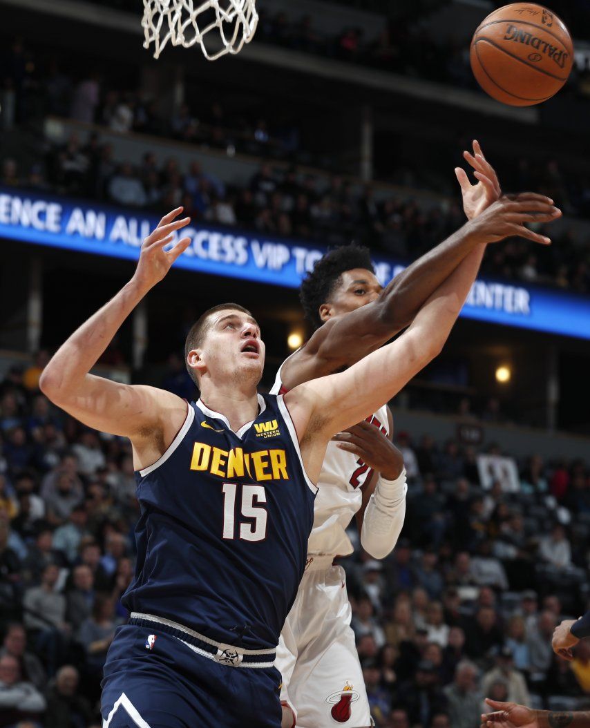 Jokic y Beasley dan triunfo a Nuggets sobre el Heat 103-87