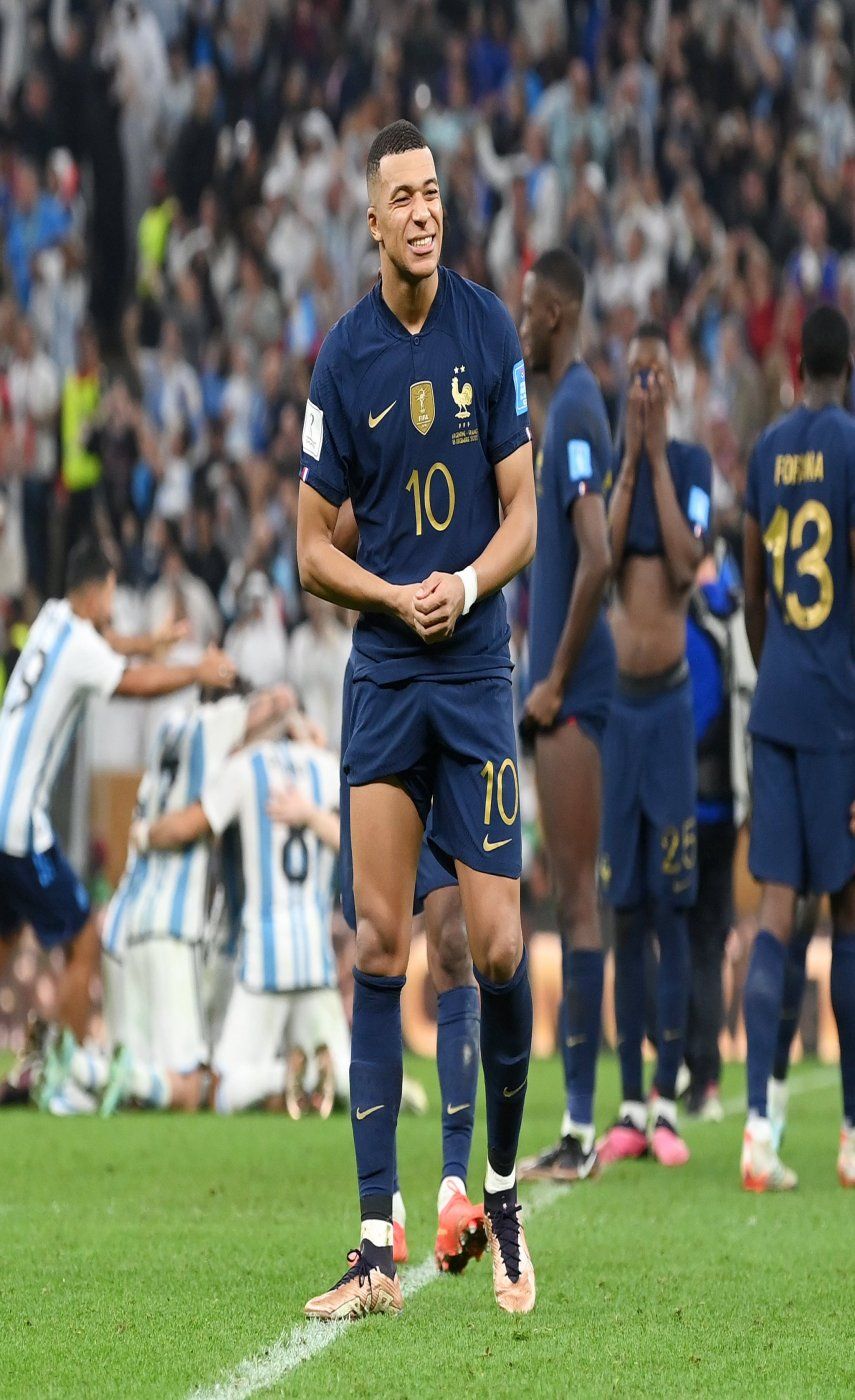 Qatar 2022: Sir Geoff Hurst felicita a Mbappé (ambos con Hat Trick en final de mundial)