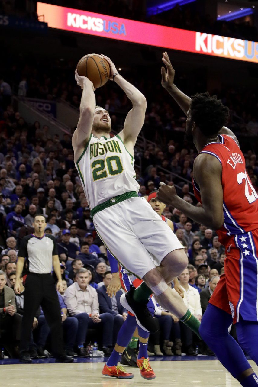 Hayward anota 26 puntos y Celtics derrota 112-109 a 76ers