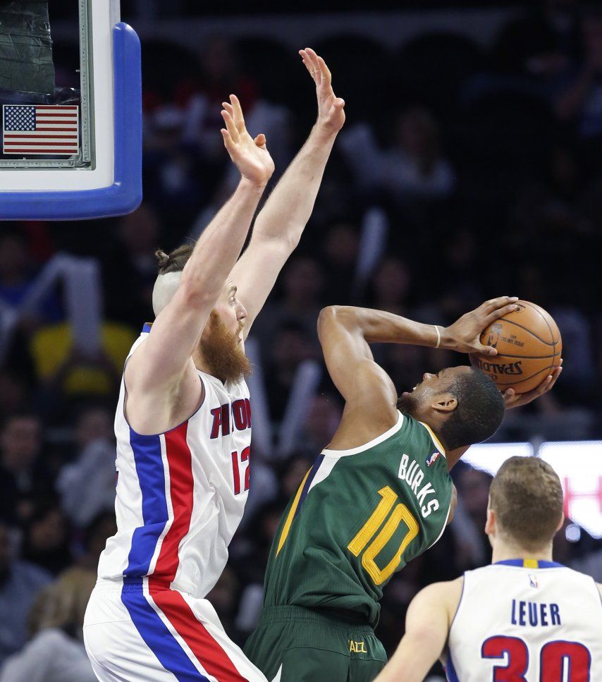 Hayward encabeza triunfo de Jazz en casa de Pistons