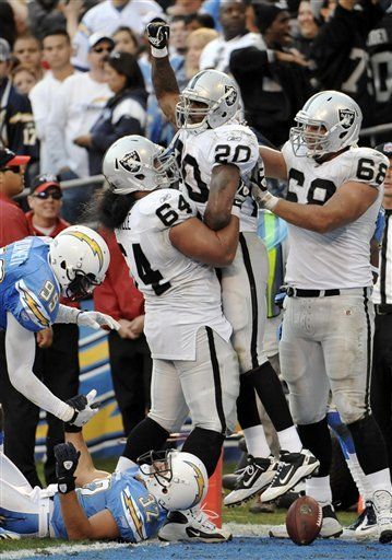 NFL: Raiders 28, Chargers 13; Oakland aprovecha errores
