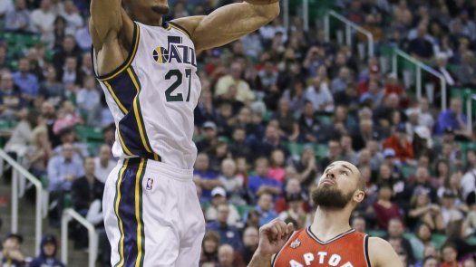 Jazz remonta al final y se impone a Raptors