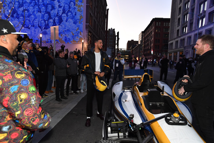 NBA: Tyrese Haliburton llegó en un IndyCar a la apertura del All-Star 2024
