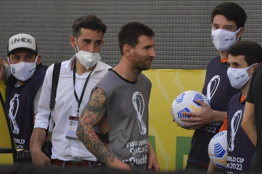 Argentina de Messi llega a Buenos Aires tras polémica