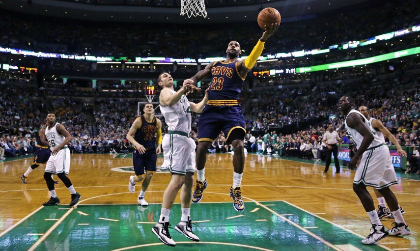 James anota 31 y Cavaliers aventaja 3-0 la serie a Celtics
