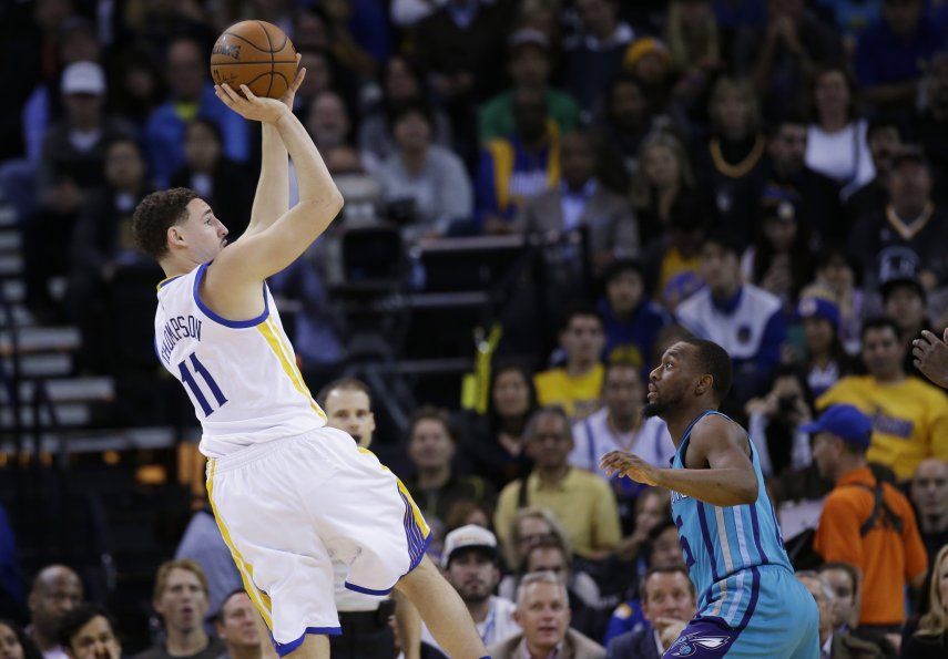 Green guía a Warriors sobre Hornets con triple-doble