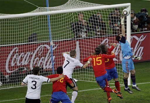 Mundial: Casillas y Puyol hacen historia en España