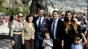 Cristiano devela estatua suya en Portugal