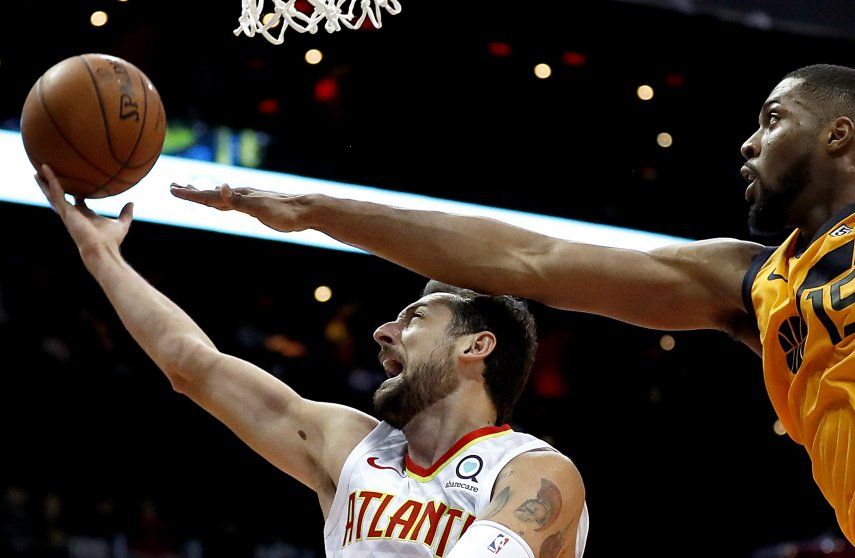Schroder anota 20 puntos y Hawks derrotan a Jazz